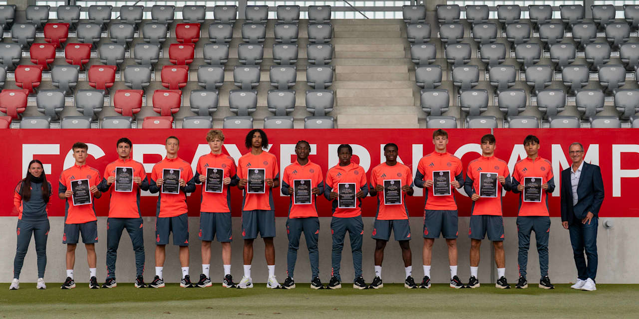 Die Campus-Talente zeigen ihre Schulbschlüsse am FC Bayern Campus vor.