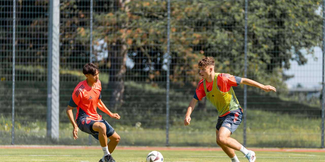 Moritz Göttlicher mit dem Ball am Fuß im Training der U19 des FC Bayern.