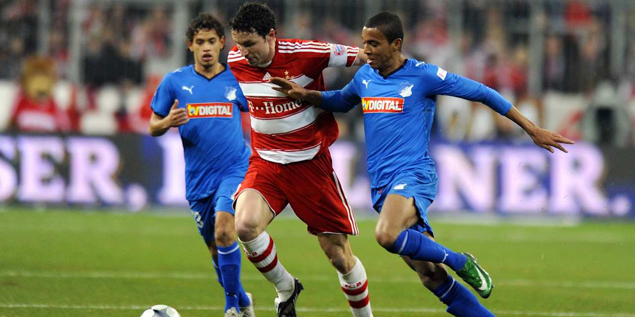 Mark van Bommel dribbelt mit dem Ball im Bundesliga-Spiel des FC Bayern gegen die TSG Hoffenheim.