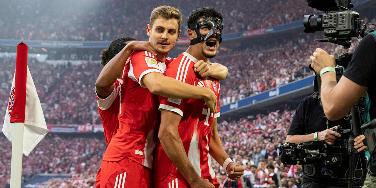 Aleksandar Pavlovic lässt sich nach dem 2:0 im Bundesliga-Spiel FC Bayern gegen Hamburger SV an der Eckfahne feiern