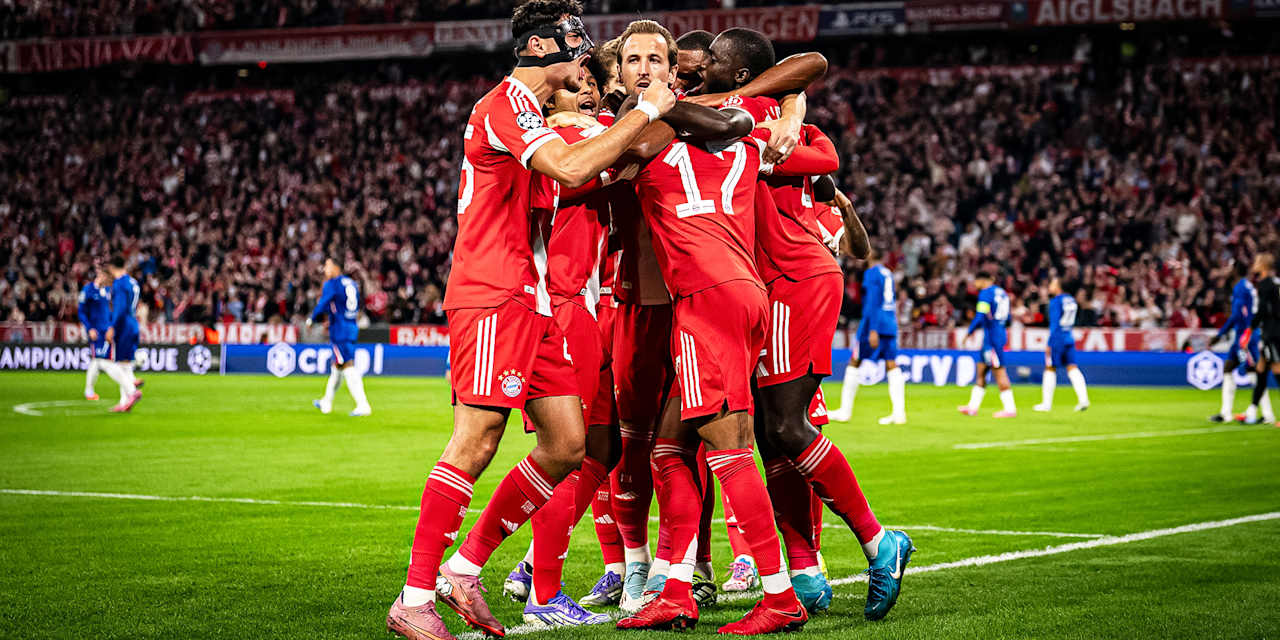 Harry Kane, Aleksandar Pavlović und Co. jubeln während des Heimspiels des FC Bayern zum Auftakt in die Champions League gegen den FC Chelsea