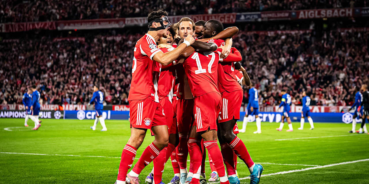 Harry Kane, Aleksandar Pavlović und Co. jubeln während des Heimspiels des FC Bayern zum Auftakt in die Champions League gegen den FC Chelsea