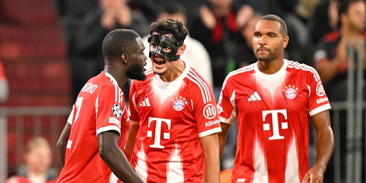 Dayot Upamecano und Aleksandar Pavlovic bejubeln ein Tor des FC Bayern im Spiel gegen den FC Chelsea.