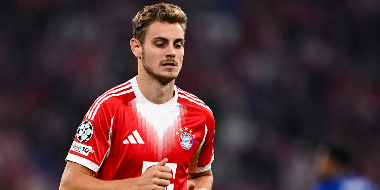 Josip Stanisic im Spiel des FC Bayern gegen Chelsea