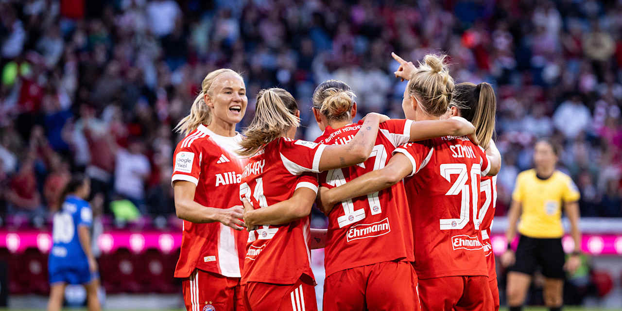 Spielerinnen der FC Bayern Frauen jubeln nach einem Tor in der Allianz Arena
