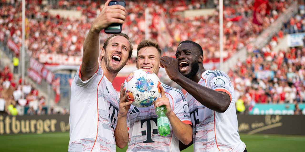 Harry Kane, Joshua Kimmich und Dayot Upamecano machen ein Foto mit dem Spielball nach der Bundesliga-Partie des FC Bayern bei der TSG 1899 Hoffenheim.