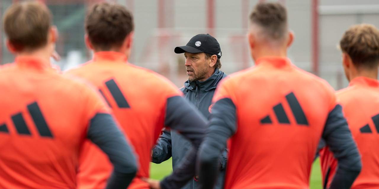 Holger Seitz erklärt im Training der FC Bayern Amateure etwas.