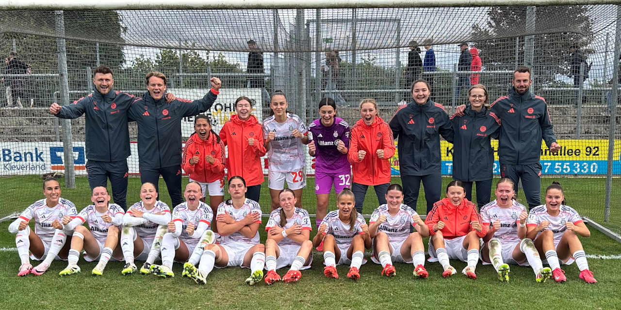 Die Zweite Mannschaft der FC Bayern Frauen bejubelt vor dem Tor ihren Auswärtssieg in Warbeyen.