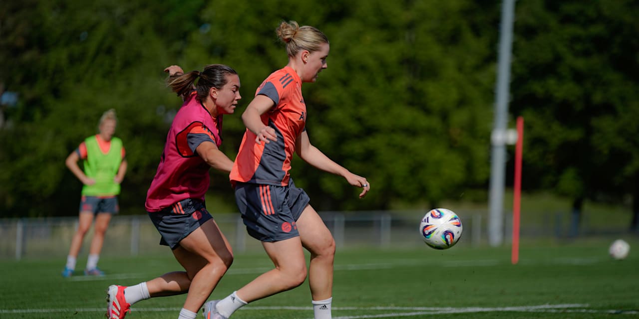 Vanessa Gilles und Alara Şehitler im Zweikampf um den Ball auf dem Trainingsplatz.