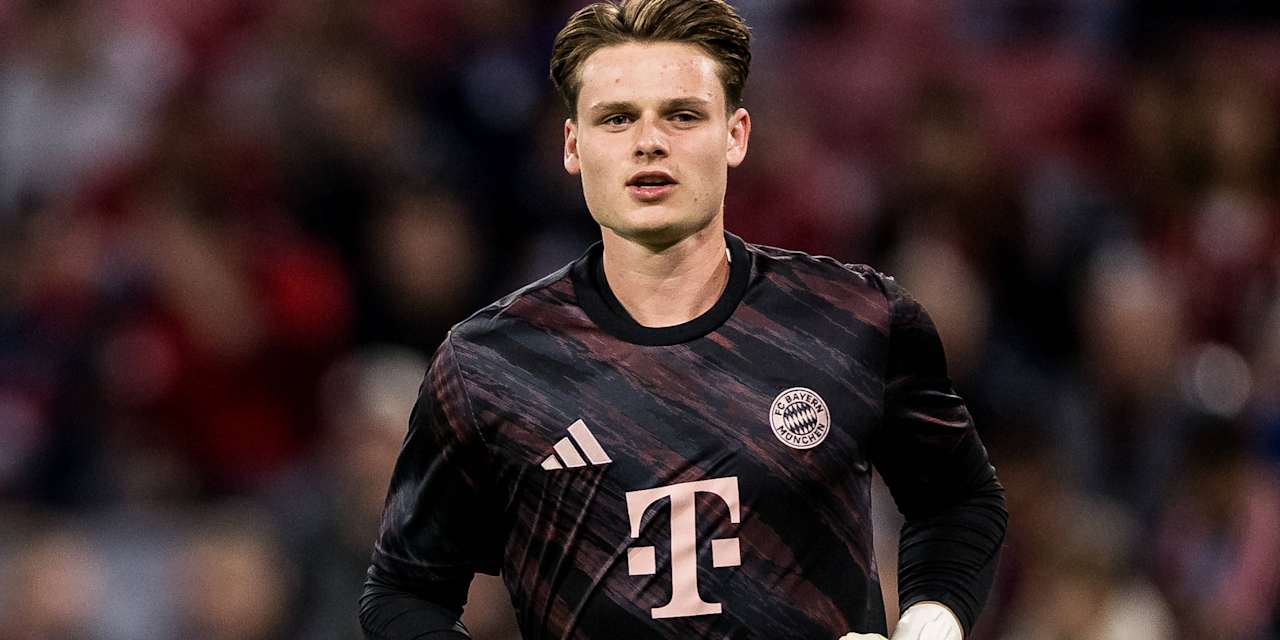 Jonas Urbig im Warm-Up-Trikot des FC Bayern
