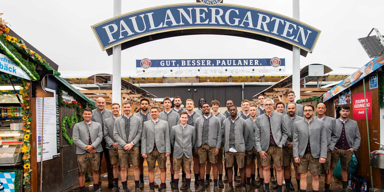 Die Bayern Basketballer vor dem Paulaner-Zelt auf dem Oktoberfest