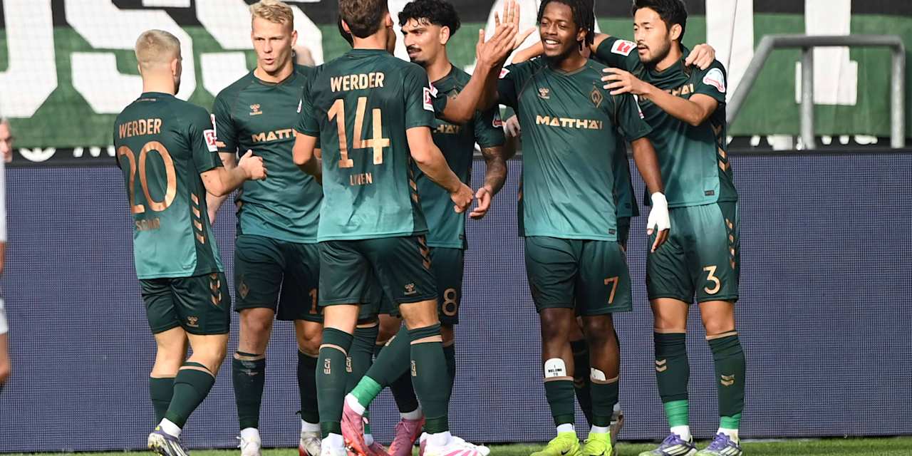 Die Bremer Spieler bejubeln einen Torerfolg