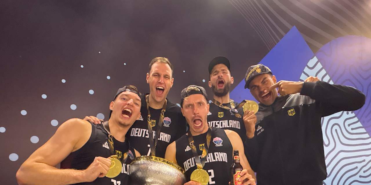 Fünf Bayern-Spieler feiern mit dem EM-Pokal