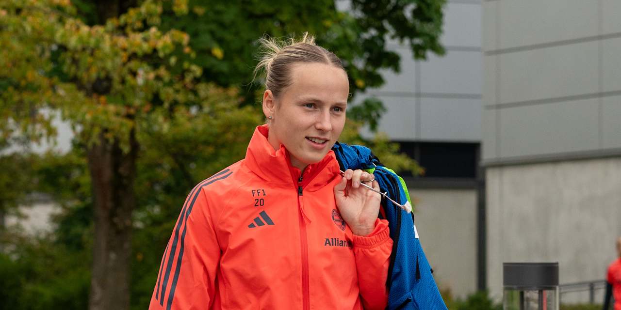 Franziska Kett auf dem Weg zum Training am FC Bayern Campus.