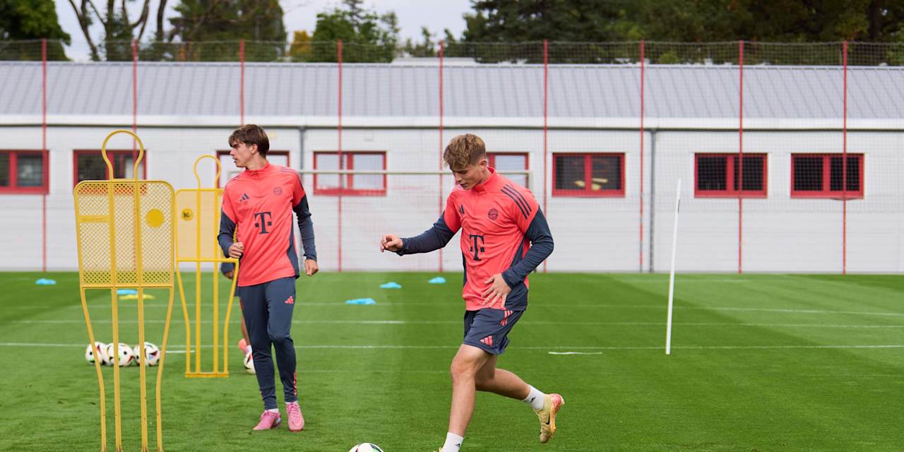 Anton Heinz im Training der FC Bayern Amateure mit dem Ball am Fuß.