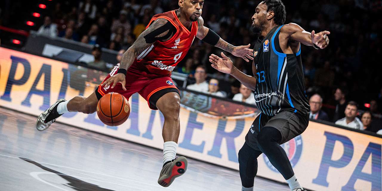 Xavier Rathan-Mayes und die Bayern starten mit einem Sieg in die BBL-Saison