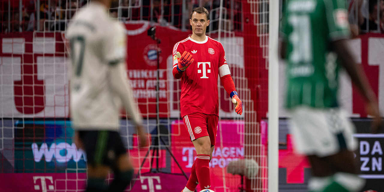 Manuel Neuer nimmt den Ball an im Bundesliga-Heimspiel des FC Bayern gegen den SV Werder Bremen.