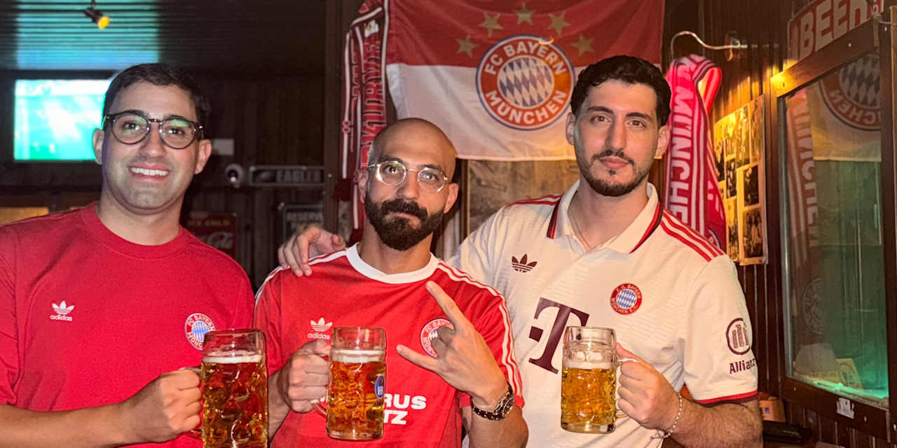 Die drei Bayernfans in Zypern in Trikots und mit Bierkrügen