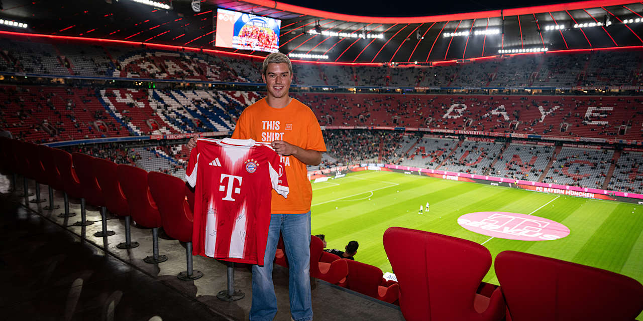 Christian Saathoff hält ein FC Bayern-Trikot in die Kamera.