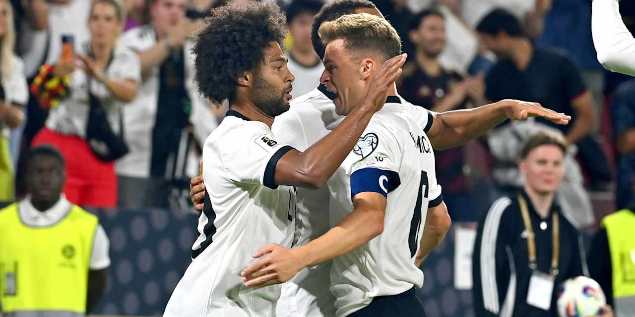 Serge Gnabry jubelt mit Joshua Kimmich nach dem 1:0 gegen Nordirland für die deutsche Nationalmannschaft.