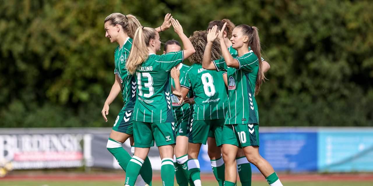 Die Spielerinnen von Werder Bremen klatschen sich nach einem Treffer ab.