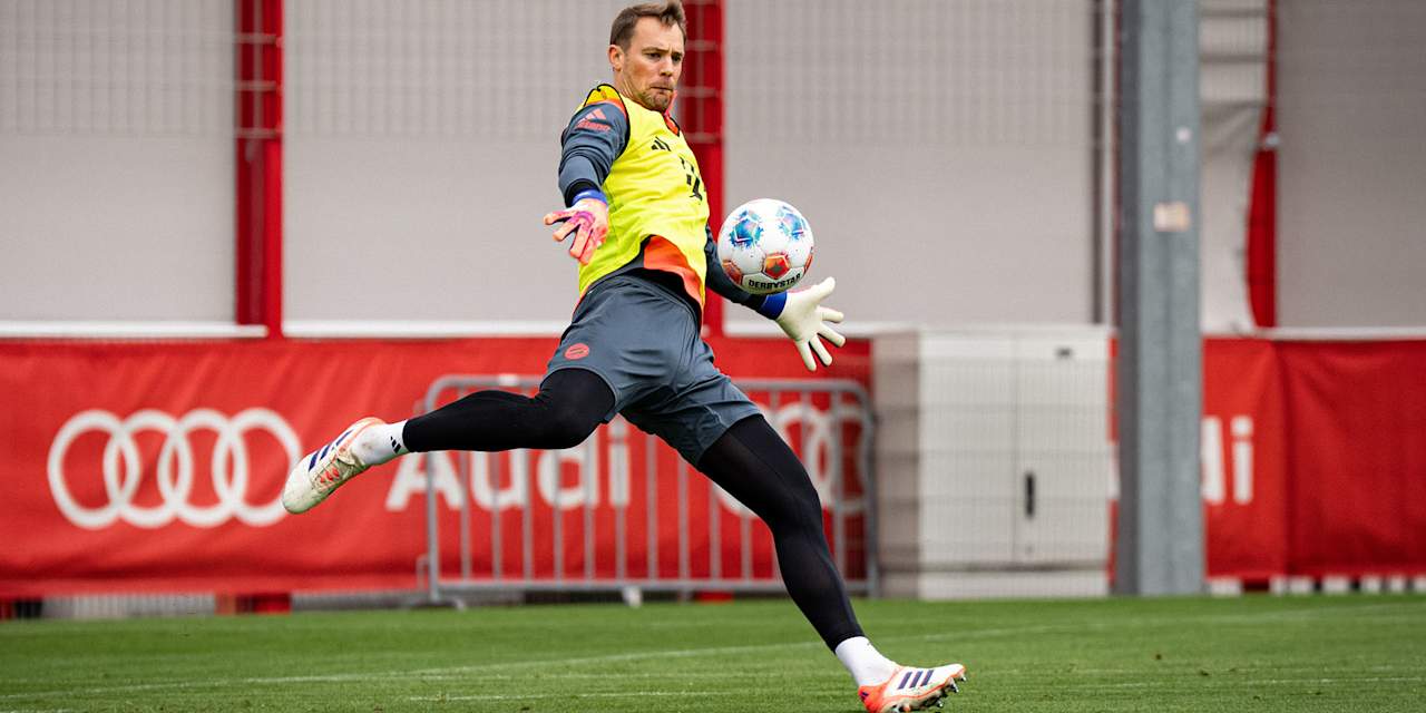Manuel Neuer beim Abstoß im Training
