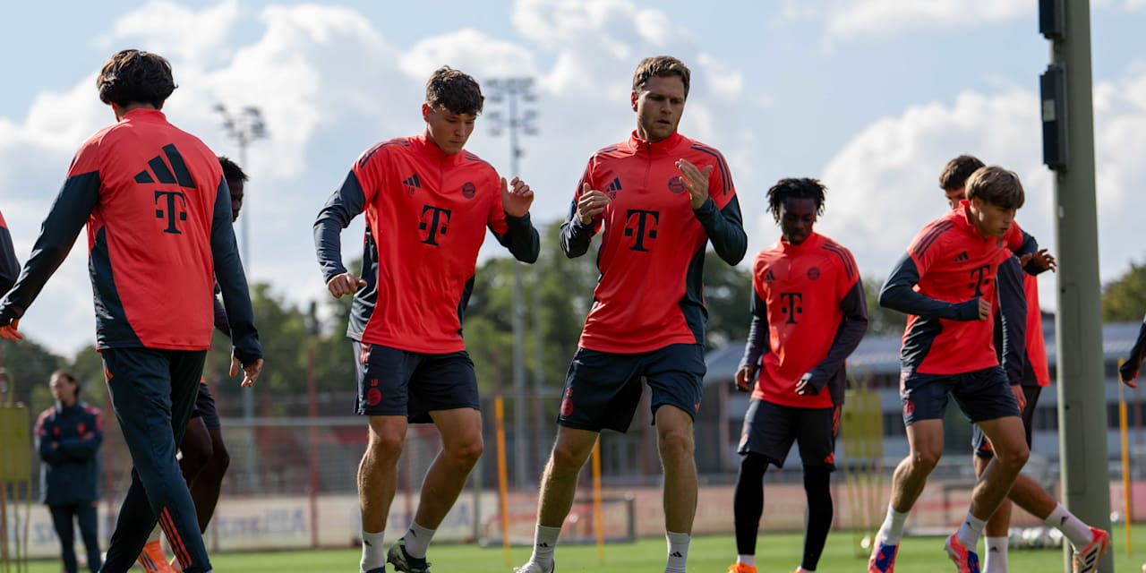 Benno Schmitz und die Amateure wärmen sich auf dem Platz auf.