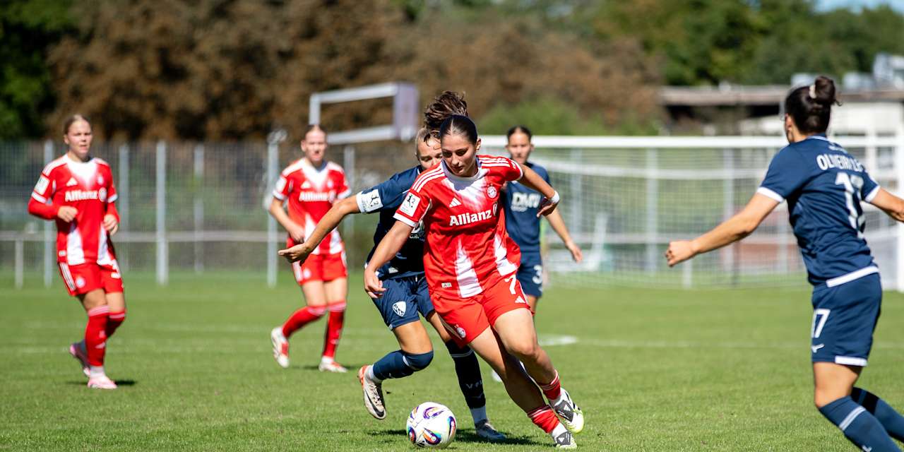 Elira Terakaj läuft mit dem Ball am Fuß und wird von dabei von einer Bochumerin verfolgt.