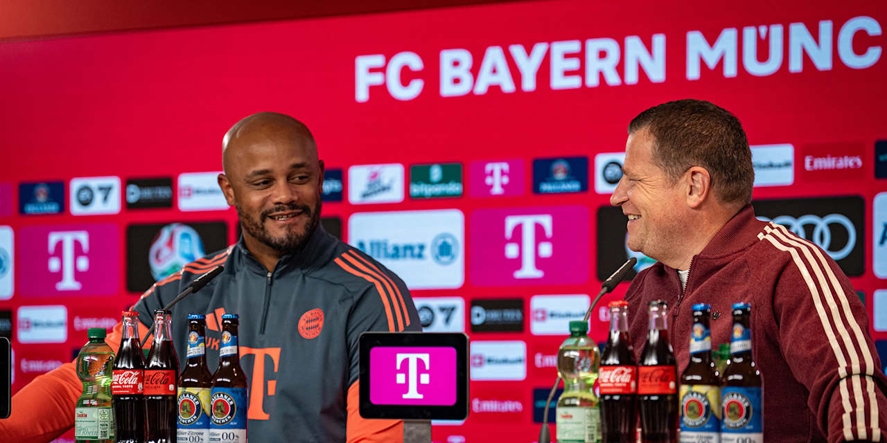 Vincent Kompany und Max Eberl schauen sich im Pressetalk des FC Bayern lächelnd an