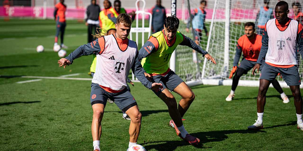 Joshua Kimmich y Aleksander Pavlovic en un duelo durante el último entrenamiento del FC Bayern antes del partido contra el Eintracht Frankfurt.
