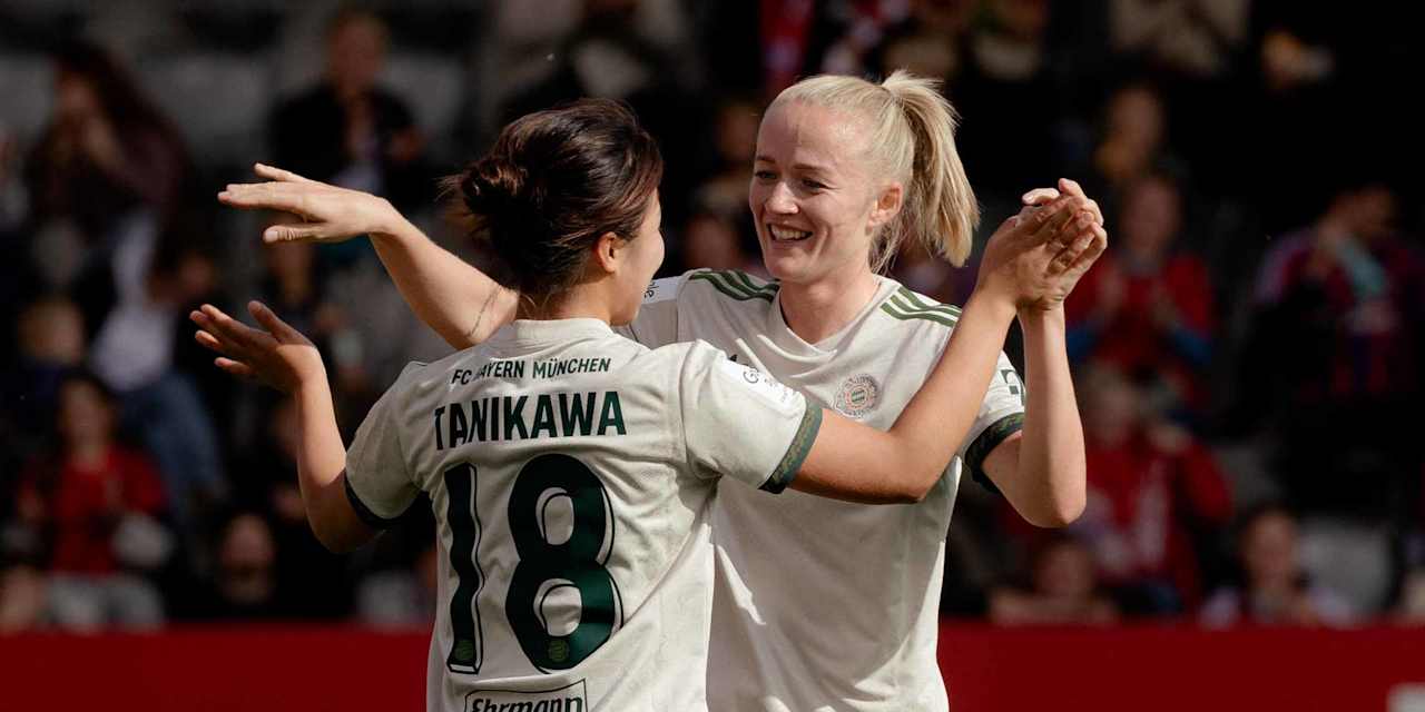 Tanikawa und Schüller klatschen sich nach einem Tor ab und lächeln.