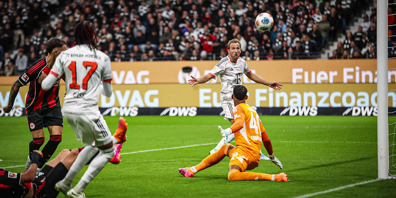 Strafraumszene mit Harry Kane während des Gastspiels des FC Bayern bei Eintracht Frankfurt
