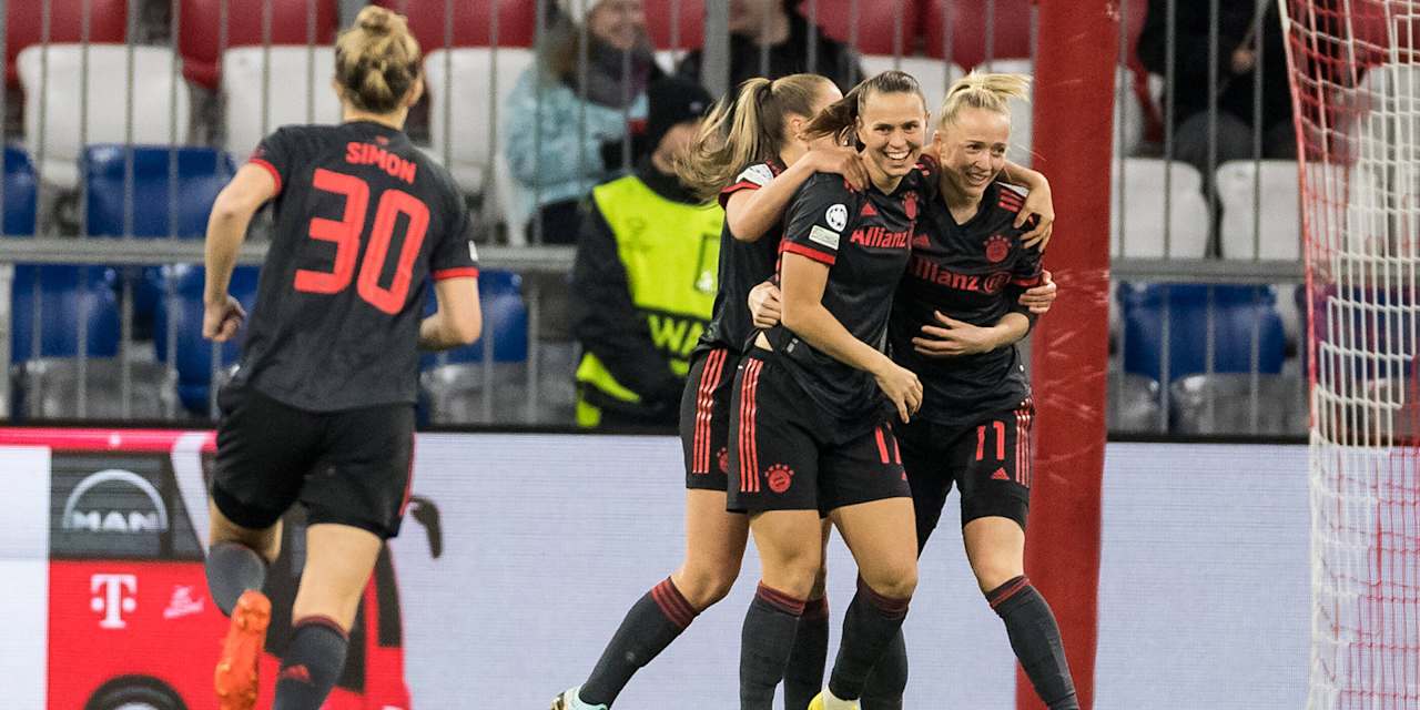 Klara Bühl und Lea Schüller bejubeln ein Tor im Duell mit dem FC Barcelona.