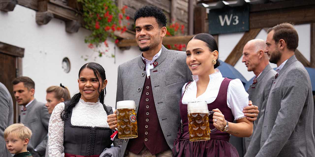 El jugador profesional del FC Bayern Luis Díaz en la Käfer Wiesn-Schänke de nuestro socio Paulaner en el Oktoberfest.