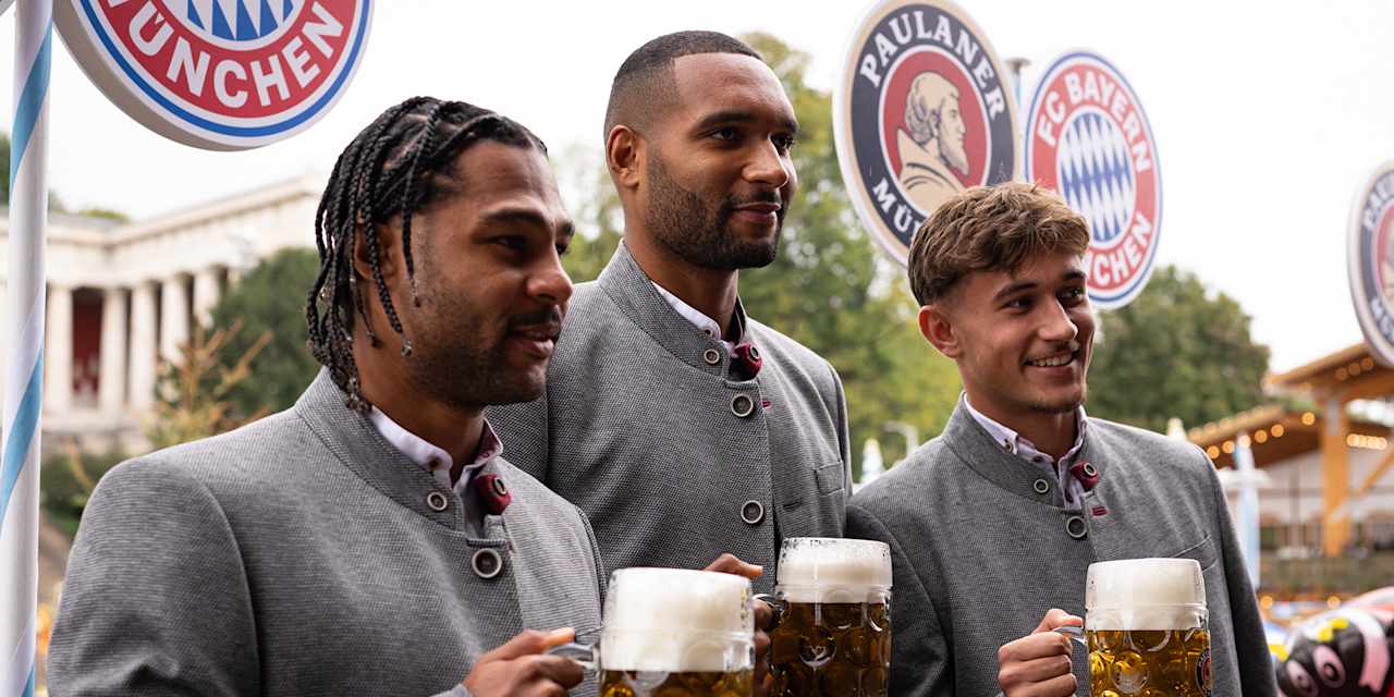 FC Bayern-Profis Serge Gnabry, Jonathan Tah und Tom Bischof in der Käfer Wiesn-Schänke von Partner Paulaner auf dem Oktoberfest