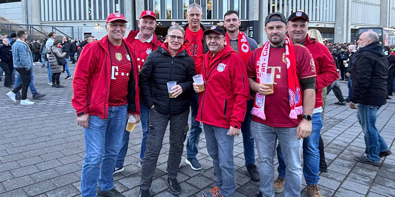 Un grupo de aficionados frente al Waldstadion de Frankfurt.