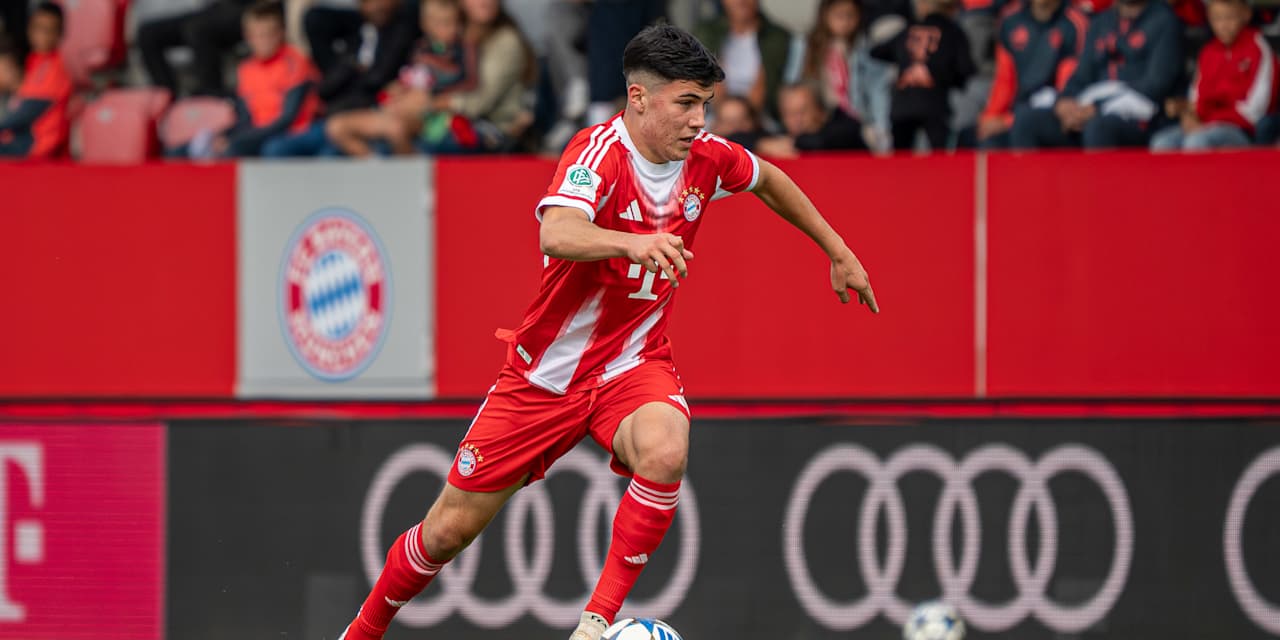 Felipe Chávez führt am Campus den Ball.