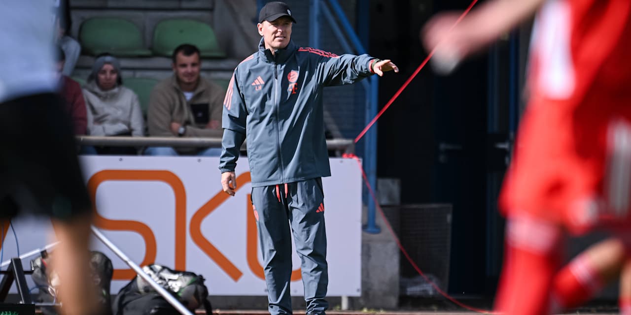 Leonhard Haas, Trainer der U17 des FC Bayern, gibt Anweisungen an seine Spieler.