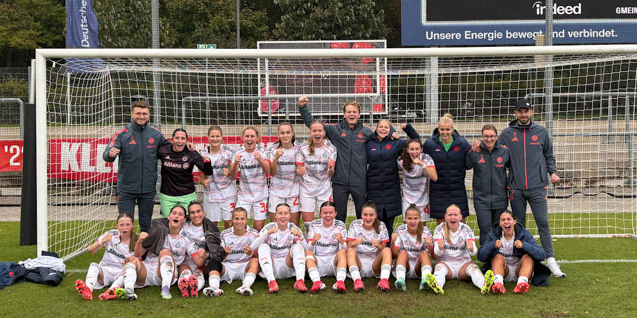 Teamfoto der FC Bayern Frauen II jubelnd vor dem Tor beim Auswärtssieg in Frankfurt