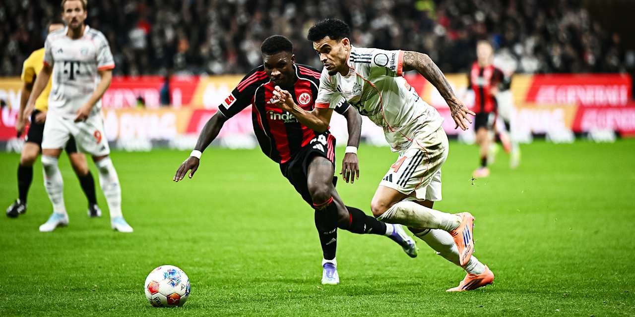 Luis Díaz mit Ball am Fuß während des Gastspiels des FC Bayern bei Eintracht Frankfurt