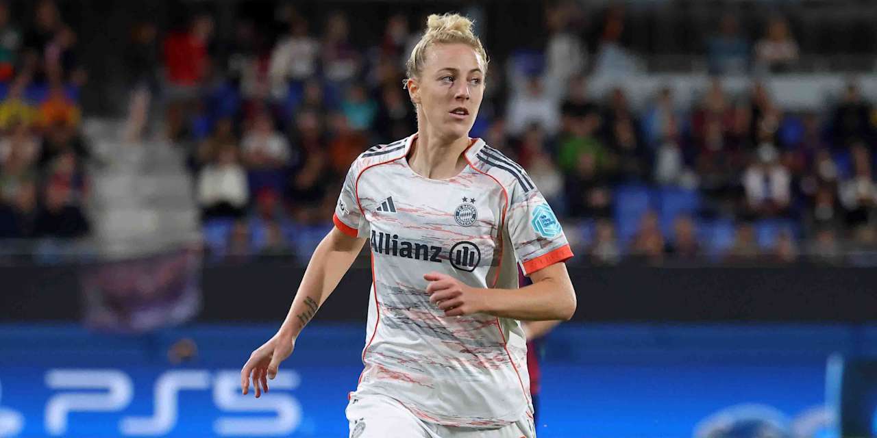 Carolin Simon während des Auswärtsspiels in Barcelona mit dem Ball am Fuß.