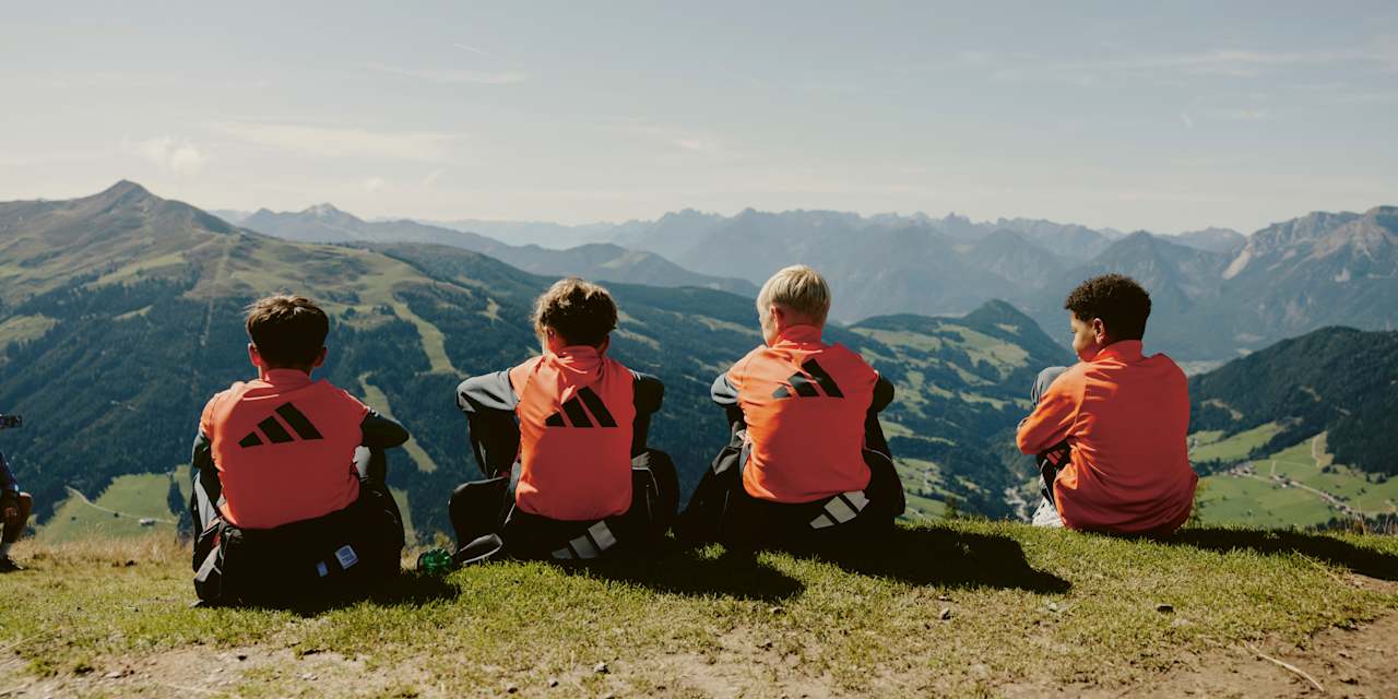 Die Jugendspieler des FC Bayern genießen die alpine Aussicht in Österreich.