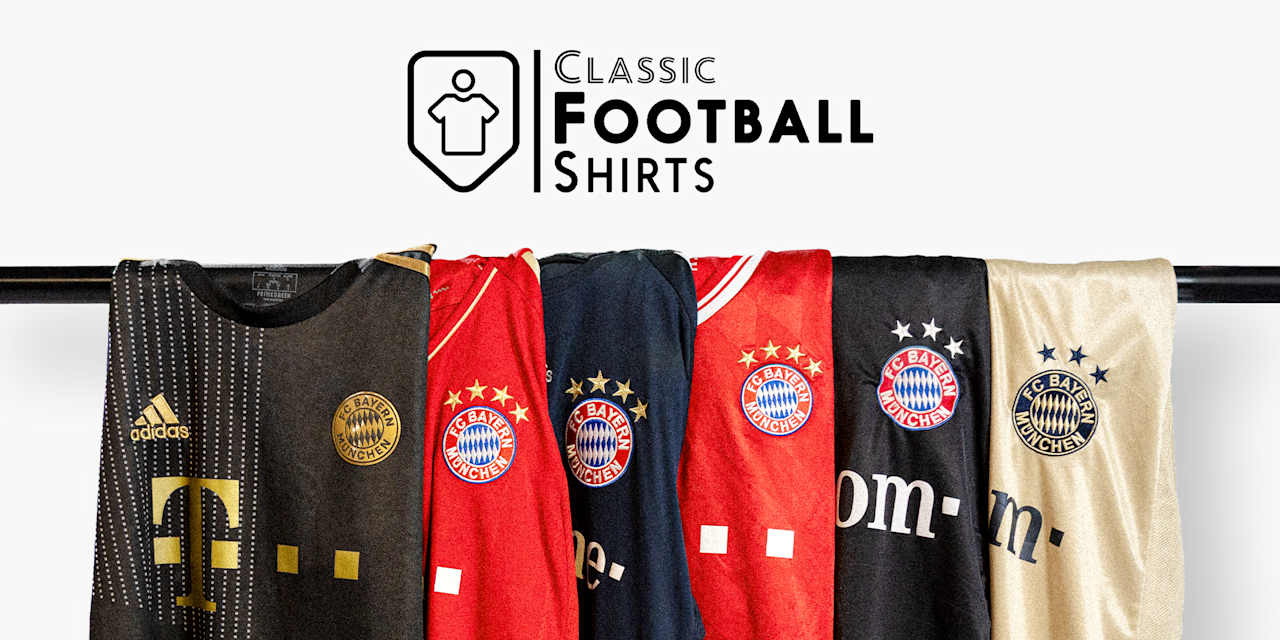 An einer Stange hängen verschiedene Trikots des FC Bayern in verschiedenen Farben.