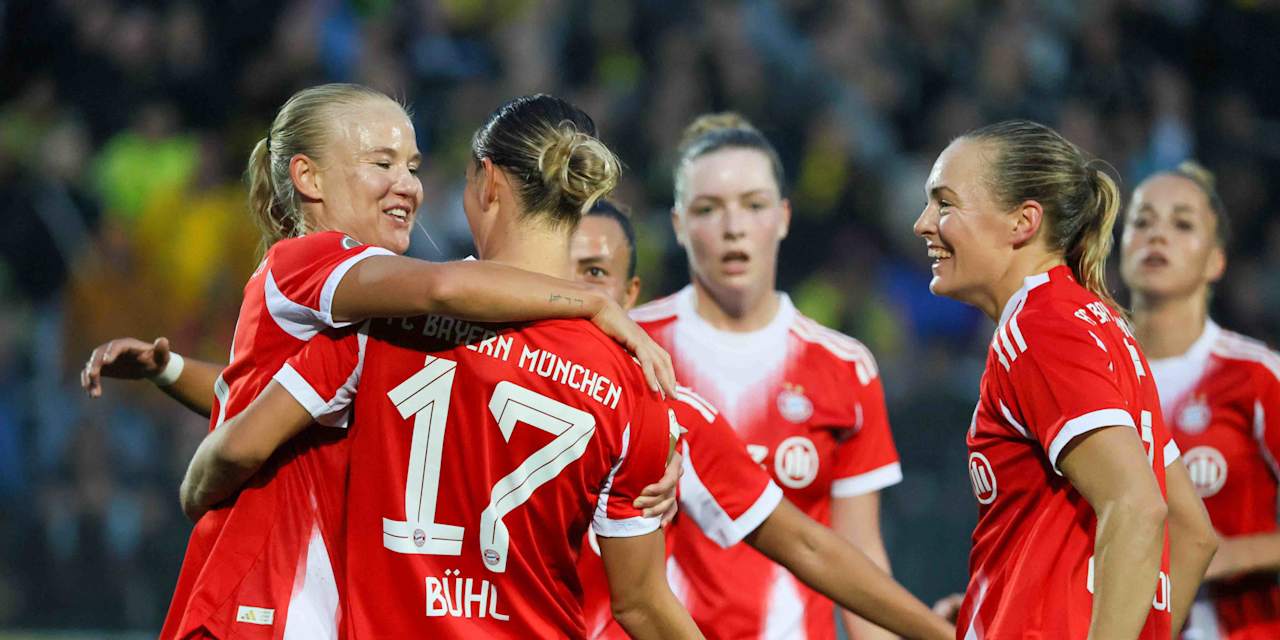 Die FC Bayern Frauen bejubeln ein Tor gegen Borussia Dortmund