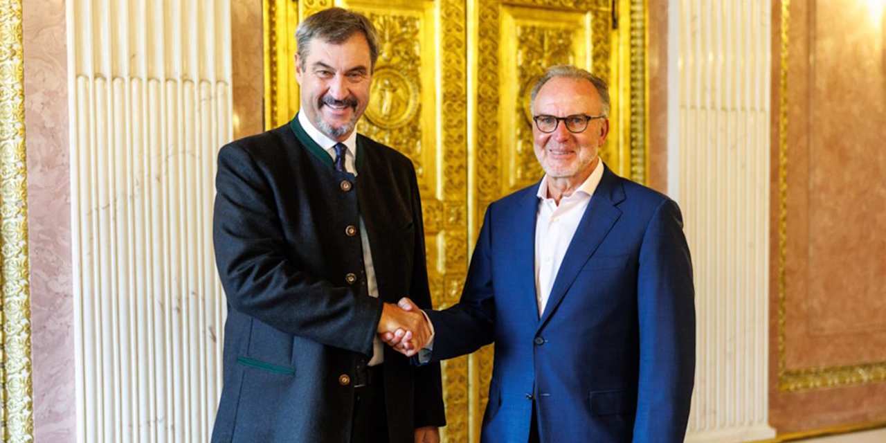 Ministerpräsident Markus Söder schüttelt Karl-Heinz Rummenigge die Hand