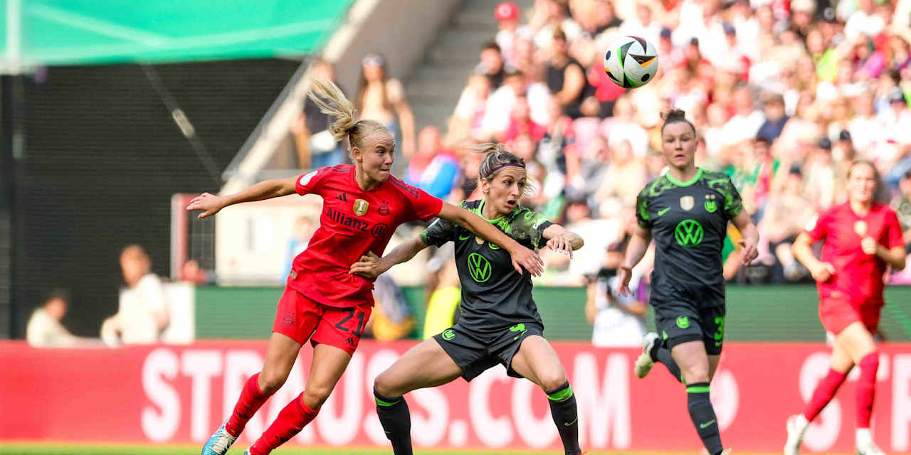 Pernille Harder und Kathi Hendrich im Zweikampf im Zuge des DFB-Pokal-Endspiels 2024.
