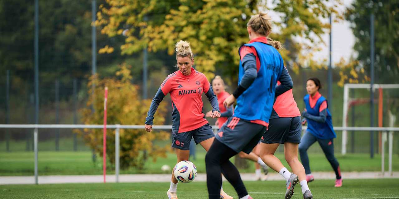 Linda Dallmann während der Trainingseinheit vor Wolfsburg mit dem Ball am Fuß.