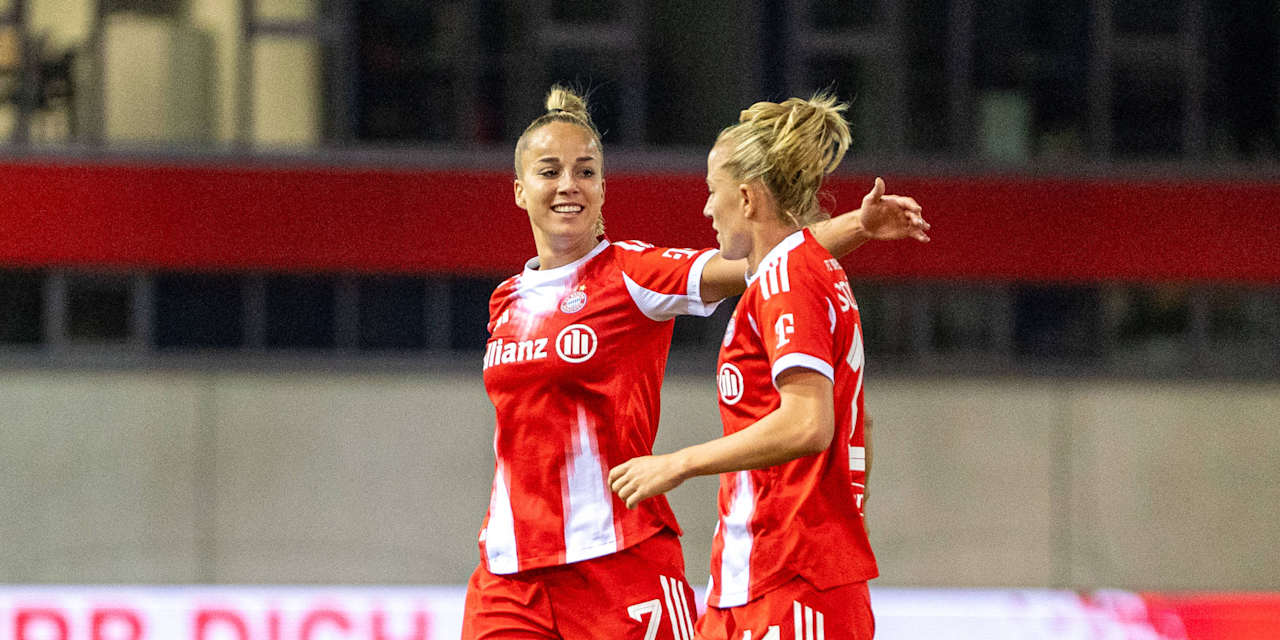 Giulia Gwinn bejubelt ein Tor mit Lea Schüller.