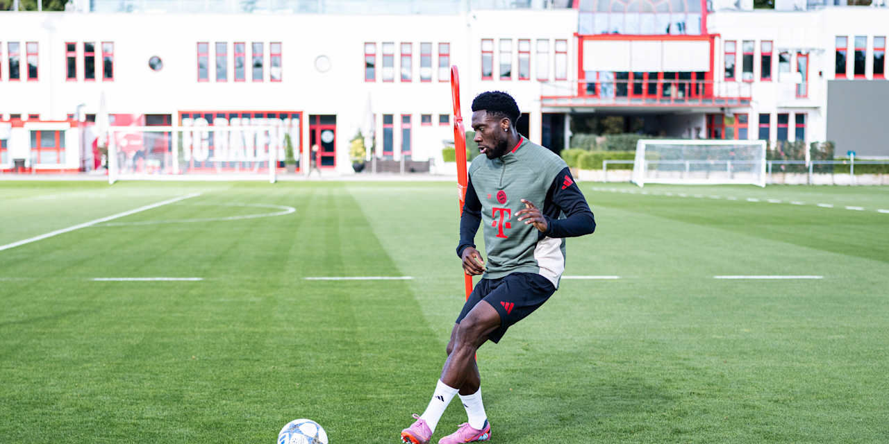 Alphonso Davies works with the ball in individual training