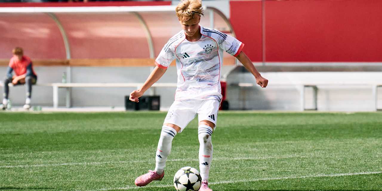 U15 Spieler im Trikot des FC Bayern mit Ball am Fuß